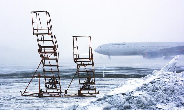 How does airplanes keep fuel from freezing