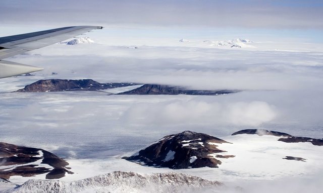 Why planes dont fly over south pole featured, ETOPS and details